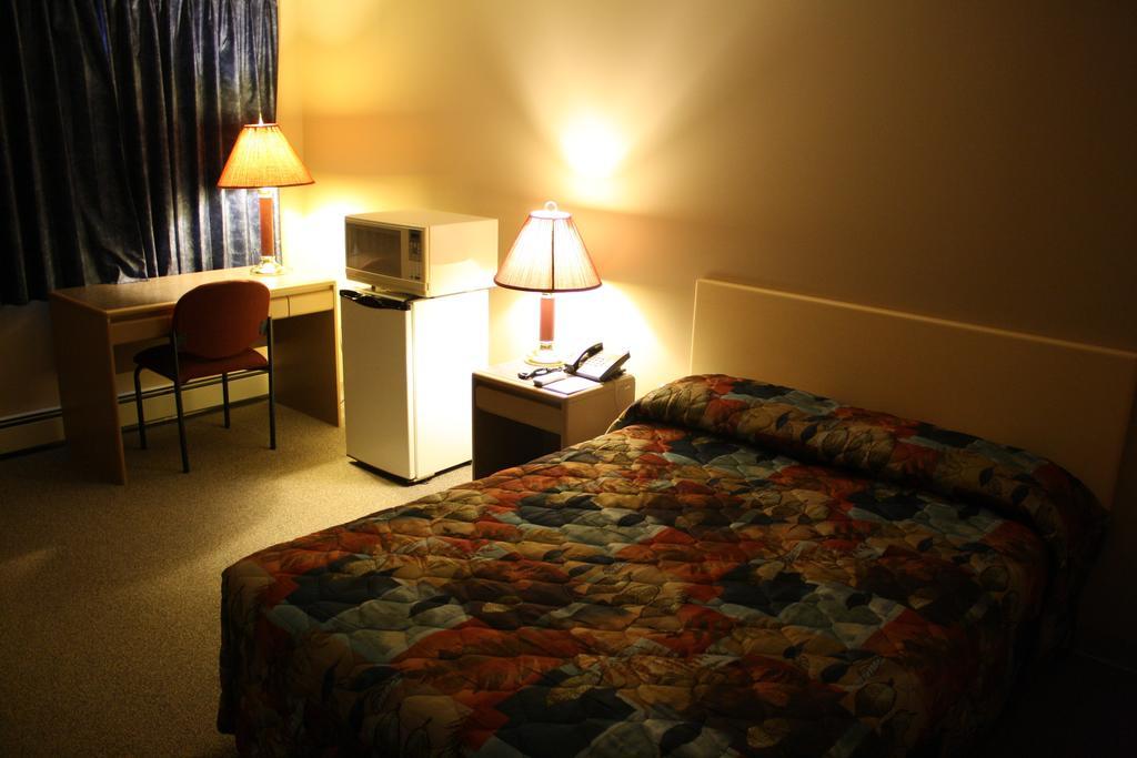 Three Hills Lamplighter Inn الغرفة الصورة