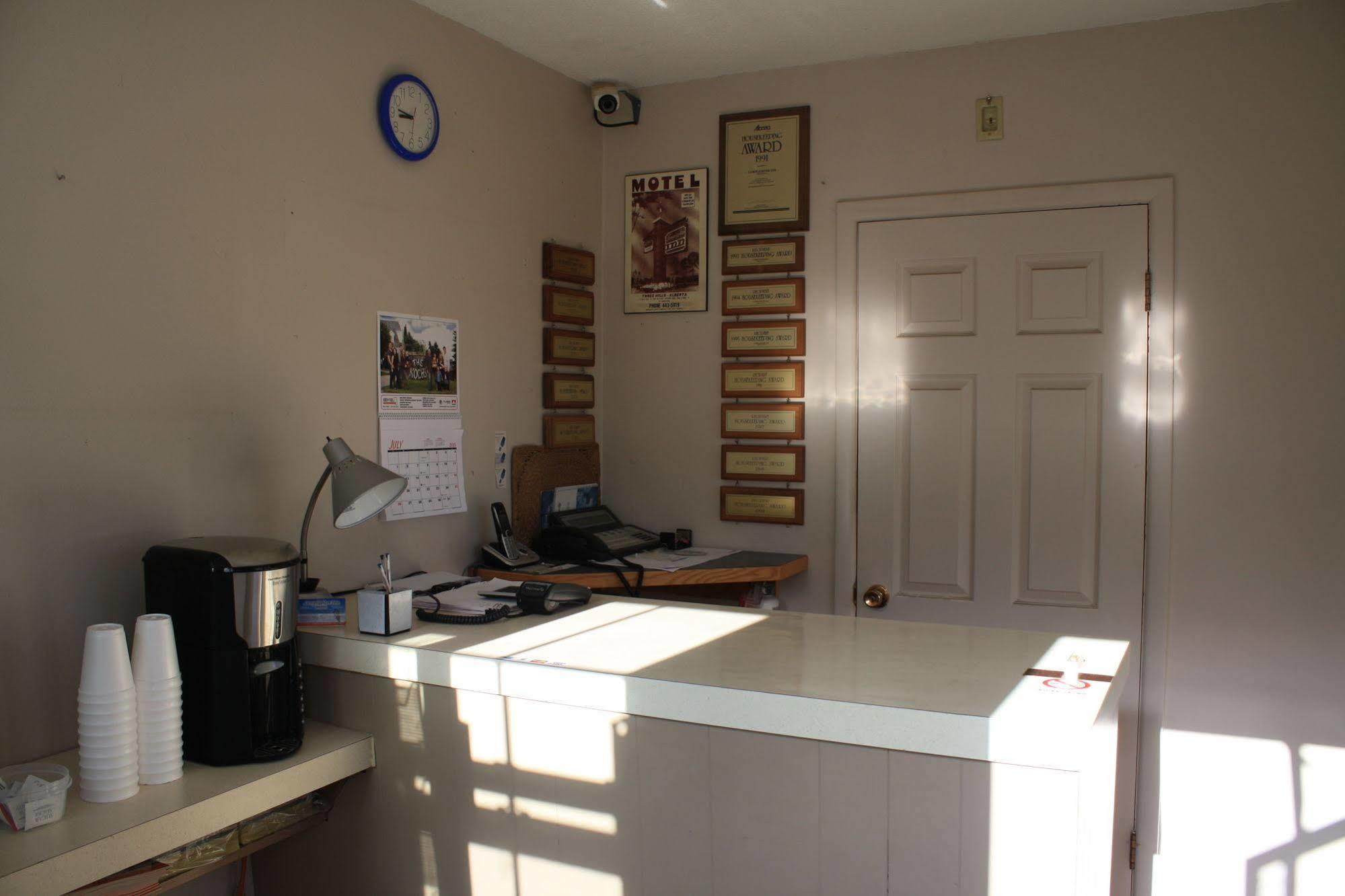 Three Hills Lamplighter Inn المظهر الخارجي الصورة